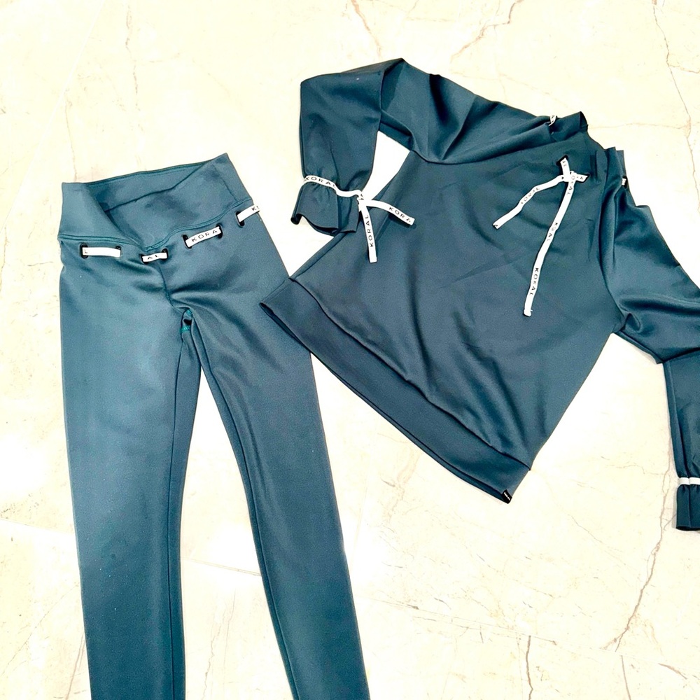 Koral workout set long sleeve legging’s logo print RARE CHIC size Small